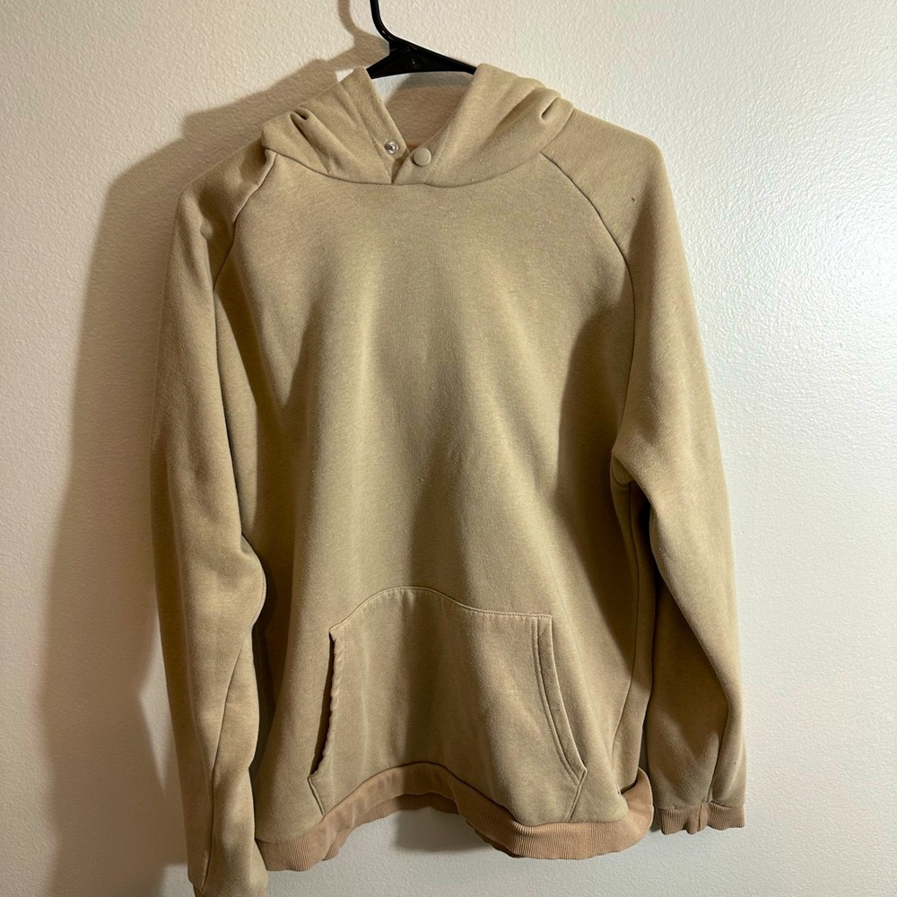 Men’s hoodie with button at neck